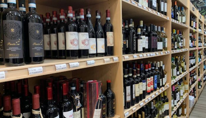 Picture of a wine store in Maryland, the USA showing the competition producers face Picture of a wine store in Maryland, the USA showing the competition producers face